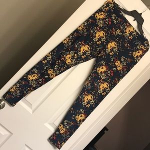 LuLaRoe Flower Tall & Curvy Leggings